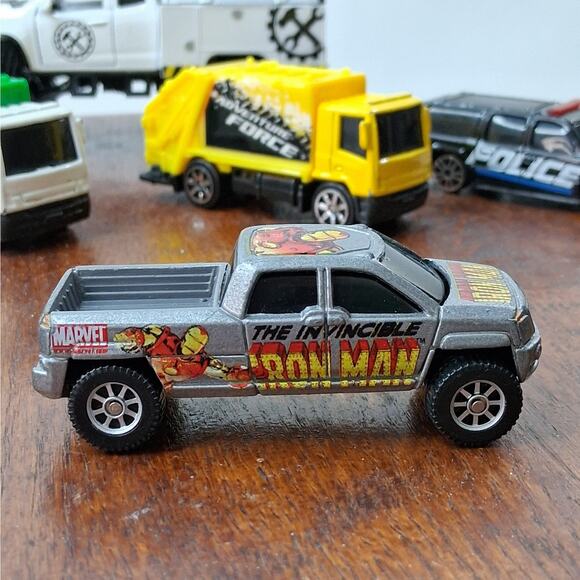 Maisto Diecast 8 Piece Car & Truck Lot Garbage Pickup Trucks - Picture 3 of 16